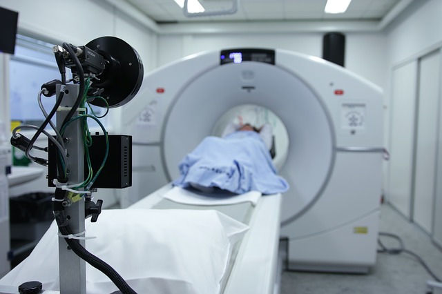 Фотография аппарата МРТ с пациентом