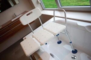 Стул в ванну для инвалидов со спинкой и ручкой и регулируемыми ножками